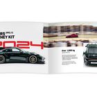 "911 GT3 RS (992.1) MANTHEY KIT 2024" in Schwarz. Links seitliche Ansicht eines grünen Sportwagens, rechts zwei Bilder des Wagens.