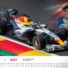 Juli 2027 Kalender: Rennwagen mit Red Bull-Logo, Rennfahrer im Hintergrund. Arvid Lindblad bei Racing Bulls.