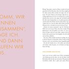 „Komm, wir rennen zusammen“, sage ich. Und dann laufen wir los. Text auf rosa Hintergrund, rechte Textseite erzählt.