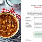 "Ofengulasch" Rezept mit Vorbereitungstipps. Links ein Topf mit Gulasch, daneben Teller und rote Serviette.