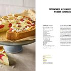 Topfentarte mit Himbeeren und weißer Schokolade; Zutaten und Zubereitung sind detailliert beschrieben; Torte auf einem Teller.