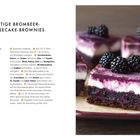 "Saftige Brombeer-Cheesecake-Brownies" und ein Rezept folgen, neben einem Foto von mehrschichtigen, beerenverzierten Brownies.