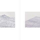 Links: Chinesische Schriftzeichen wellenartig angeordnet. Rechts: Dichte Gitteranordnung mit ähnlichen Zeichen auf Papierfläche.