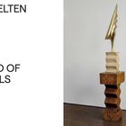 Links steht der Text "TIERWELTEN" und "WORLD OF ANIMALS". Rechts ist eine abstrakte goldene Skulptur auf Holzsockeln.