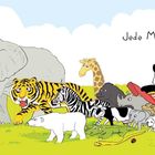 Text: "Jede Menge Tiere." Illustration: Verschiedene Tiere laufen aus einer Box im Grünen; ein Panda hält die Box.