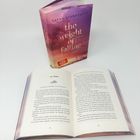 Ein aufgeschlagenes Buch zeigt die Seiten 182 und 183. Daneben steht ein geschlossenes Buch mit dem Titel "the weight of falling in love" von Sarah Stankewitz.