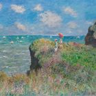 Signatur unten rechts: Claude Monet. Eine impressionistische Küstenlandschaft mit zwei Personen und blühenden Pflanzen.