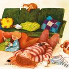 Der Text "BOHEM" ist vorhanden. Eine Illustration mit schlafender Person, Kind, einem Stofftier, Katze auf Sofa, Strickzeug und Kissen.
