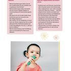 Texte: Reflexionsfragen zu digitaler Mediennutzung in Kitas. Bild: Kind mit Mikrofon. Farben: Rosa, Rot, Gelb.