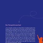 "Der Perspektivwechsel: „Ich war draußen und habe was richtig Großes im Sandkasten gebaut...“ (zitiert Amara)." Rechts unten ist eine orange Silhouette eines Kindes, das nach oben zeigt.