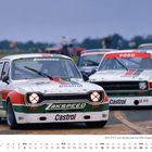 Ein Zakspeed-Rennauto mit Castrol-Werbung führt auf einer Rennstrecke. Kalender unten zeigt "Juli" und die Tage des Monats.