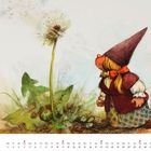 Text: "Juli", Wochentage und Kalendertage unten. Illustration: Ein Zwerg schaut eine Pusteblume an.