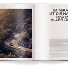 Rechts: "IM MIRAZUR IST DIE NATUR DAS MASS ALLER DINGE". Links: Kurvige Straße in einer bergigen Landschaft mit zwei Autos.