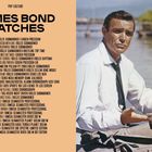 "JAMES BOND WATCHES" Liste von 1962 bis 2021, vor einem Mann am Wasser in Hemd und Krawatte.