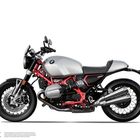288, 289; R nineT. Silbernes Motorrad mit rotem Rahmen, schwarzem Sitz, sichtbarem Motor, zwei Auspuffrohren.