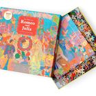 Text: Die Welt von Romeo und Julia. 1000 Teile. Ein farbenfrohes, detailliertes Puzzle mit verschiedenen Figuren und Szenen.