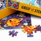 „GREIF nach den STERNEN!“ auf gelber Schachtel. Illustration von Astronauten im Weltraum, Planeten und Raumfahrzeugen.