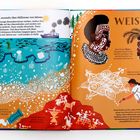Texte: "Kreide entsteht über Millionen von Jahren.", "WEISS", "Das Volk der Kara in Äthiopien..."

Illustration: Ozeanboden mit Meeresbewohnern und Muster.

Rechter Seite: Gesichter mit Körperbemalung, dekorative Zeichnungen.