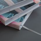 Die Buchrücken zeigen "Bene!" Mehrere Bücher mit buntem Umschlag, ein graues Stoffleseband ragt heraus.