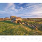 Text: "Juli 2027 | Die Insel Sylt". Landschaft mit einem Steingrab, grünen Wiesen und einigen Gebäuden im Hintergrund.