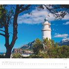 "Juli 2027 | Faszination Leuchttürme" Ein Leuchtturm vor einer Bergkulisse, umgeben von Bäumen, blauer Himmel.