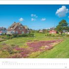 Juli 2027 | Inseln & Meer. Ländliche Szene mit reetgedecktem Haus, grünem Rasen und violetten Blumenfeldern.