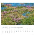 07 | 2027 WATT'N MEER Die Natur im Nationalpark. Kalender mit blühenden Pflanzen und Wasserflächen im Vordergrund.