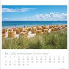 07 | 2027 Schleswig-Holstein (Land zwischen den Meeren), Kalenderansicht mit Strandkörben am Strand vor blauem Meer.