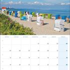 Kalenderblatt Juli 2027. Oben ein Strand mit bunten Strandkörben bei klarem Wetter und ruhigem Meer.