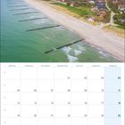 Kalender für Juli 2027. Küstenansicht mit Strand, Dünen und Gebäude im Hintergrund. Nordseeatmosphäre.