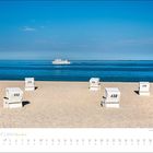 JULI 2027 SYLT; Strand mit fünf Strandkörben, nummeriert 242, 218, 300, 438, 378, ein Schiff auf dem Meer, blauer Himmel.