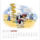 "Wegweiser mit Strandschildern. Kühe fragen: 'Wo is’n hier der Milchviehstrand?' Humorkalender für Juli 2027."
