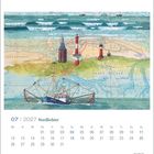 07 | 2027 Nordlichter. Kalendarium darunter. Illustration: Seekarte, Leuchttürme, Küstenlinie, Fischerboot vor Wellen.