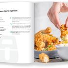 Rezeptüberschrift: "KNUSPRIGE TOFU-NUGGETS" mit Zutatenliste und Zubereitungsanleitung, daneben Hand mit Tofu-Nuggets.