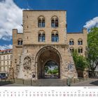 Kalenderblatt Juli 2027. Historisches Stadttor in Köln, umgeben von Altbauten und Bäumen.