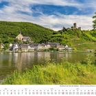 "Die Mosel von Trier bis Koblenz" steht unter einem Fluss, umgeben von grünen Hügeln, Weinbergen und einer Burgruine.