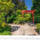 Kalenderblatt für Juli 2027 mit einem roten Torii-Tor in einem üppig grünen japanischen Garten.
