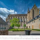 Altenberg - Christkönigskapelle links, Dom im Hintergrund; blauer Himmel, Bäume, moderner und alter Baustil vereint.