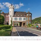 „Die Mosel von Trier bis Koblenz - Schloss von der Leyen in Kobern-Gondorf“ steht auf einem Kalenderblatt für Juli 2027. Eine malerische Schlossansicht über einer Straße, Radfahrer daneben.