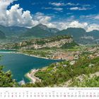 "Gardasee - Blick auf Nago-Torbole mit dem Monte Brione." Juli 2027 Kalender, Landschaft mit See, Bergen und Stadt.
