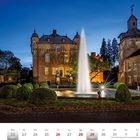 März/April, Schloss Loersfeld in Kerpen. Ein beleuchtetes Schloss mit Springbrunnen bei Nacht. Kalendarium unten.