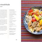 "Scharfer Reisnudelsalat" oben, Rezept links, farbenfroher Nudelsalat auf gemustertem Teller rechts.