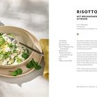 Titel: „Risotto mit Brunnenkresse und Zitrone“. Zutaten: Schalotten, Olivenöl, Risottoreis. Links: Risotto auf Teller.