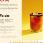 "Vampiro" Cocktailrezept, bestehend aus Tequila, Orangensaft, Limettensaft, Sangrita; mit Tajín- oder Salzrand im Glas.