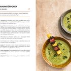 "GRÜNKOHLSCHAUMSÜPPCHEN mit Mettenden-Kartoffel-Spießen." Rezeptbeschreibung und Zutatenliste auf der linken Seite. Rechts ein grünes Süppchen mit einem bunten Spieß darauf.