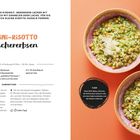 Zucchini-Risotto mit Kichererbsen. Zutaten und Zubereitung beschrieben. Zwei gefüllte Schüsseln, Parmesan daneben, bunter Stoff mit Katze.