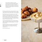 "Dattel-Mandarinen-Eiscreme mit Tahin." Links Rezepttext, rechts Eisschale mit Krokant auf beigem Hintergrund.