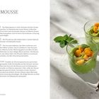 "Matcha-Mousse mit Avocado. Rezept für 2 Personen, 10 Minuten. Zutaten: Matchapulver, Zucker, Physalis, Avocado, Ahornsirup." 

Zwei Gläser mit grüner Mousse und Physalis, daneben zwei Löffel.