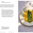 „Spargel mit Yuzu-Beurre-Blanc“. Links Rezepttext, rechts Spargel auf gelbem Saucenspiegel auf einem Teller.