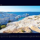 "05 Mai. Griechische Kykladeninsel mit strahlend weißen Felsen vor blauem Meer. Kalender mit Datumsangaben unten."